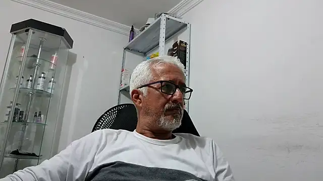 Snapshot of cenizo10124 chatting on 11-16-25, 02:06 cenizo10124 online show from 11-16-25, 02:06