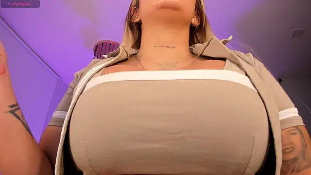 Snapshot of SophiePalmer chatting on 02-25-26, 10:58 SophiePalmer online show from 02-25-26, 10:58