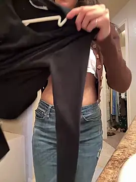 Snapshot of Natur4lBeautyb33 chatting on 11-19-25, 10:43 Natur4lBeautyb33 online show from 11-19-25, 10:43