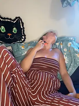 Snapshot of SkyelarSommer chatting on 10-16-25, 04:52 SkyelarSommer online show from 10-16-25, 04:52