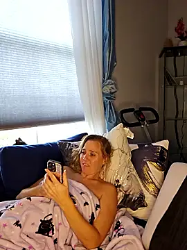 Snapshot of SkyelarSommer chatting on 10-28-25, 03:47 SkyelarSommer online show from 10-28-25, 03:47