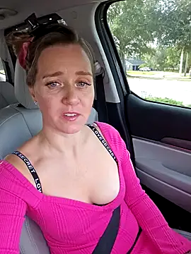 Snapshot of SkyelarSommer chatting on 12-15-25, 02:43 SkyelarSommer online show from 12-15-25, 02:43