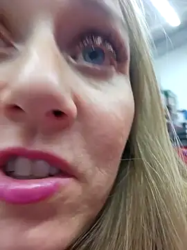 Snapshot of SkyelarSommer chatting on 12-16-25, 02:49 SkyelarSommer online show from 12-16-25, 02:49