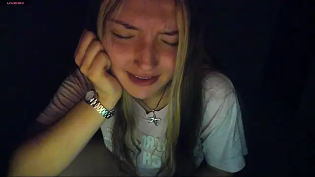 Alice bloom  online show from 12-17-25, 04:18