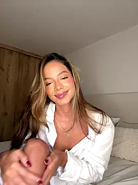 Snapshot of Bella_cutte_ chatting on 10-25-25, 12:40 Bella cutte online show from 10-25-25, 12:40