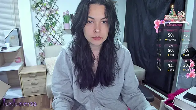 Lunlunera online show from 12-18-24, 03:26