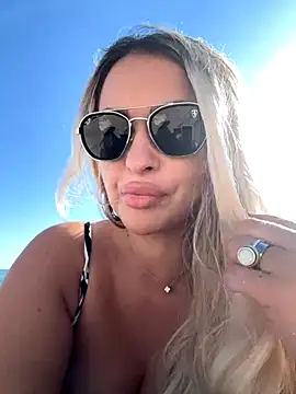 Denisse Perry online show from 11-23-25, 02:17