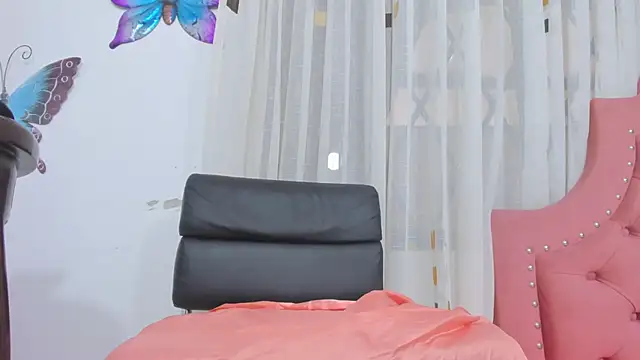 Snapshot of steila_rochefort chatting on 12-19-24, 10:00 steila rochefort online show from 12-19-24, 10:00