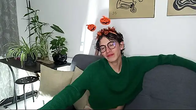 Snapshot of Norehg chatting on 10-12-25, 08:35 Norehg online show from 10-12-25, 08:35