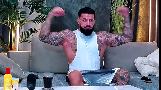 Snapshot of masterkingofmusclee chatting on 10-07-25, 08:28 masterkingofmusclee online show from 10-07-25, 08:28