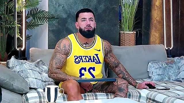 Snapshot of masterkingofmusclee chatting on 11-10-25, 08:46 masterkingofmusclee online show from 11-10-25, 08:46