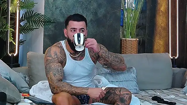 Snapshot of masterkingofmusclee chatting on 11-13-25, 09:08 masterkingofmusclee online show from 11-13-25, 09:08