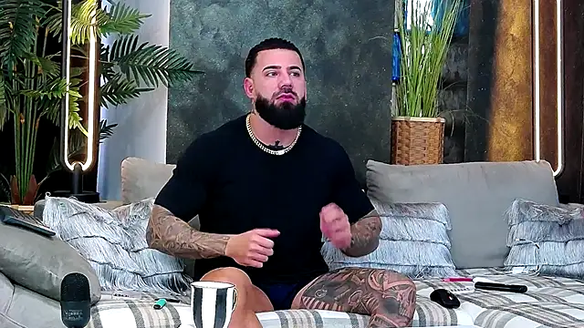 Snapshot of masterkingofmusclee chatting on 11-17-25, 07:47 masterkingofmusclee online show from 11-17-25, 07:47