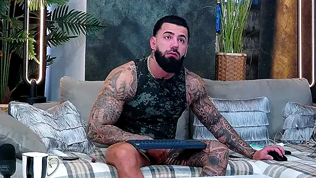 Snapshot of masterkingofmusclee chatting on 11-18-25, 07:35 masterkingofmusclee online show from 11-18-25, 07:35