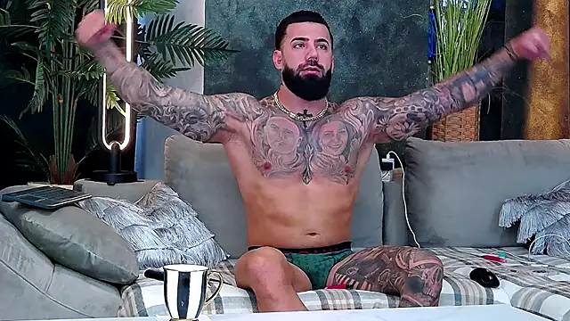 Snapshot of masterkingofmusclee chatting on 11-19-25, 09:53 masterkingofmusclee online show from 11-19-25, 09:53