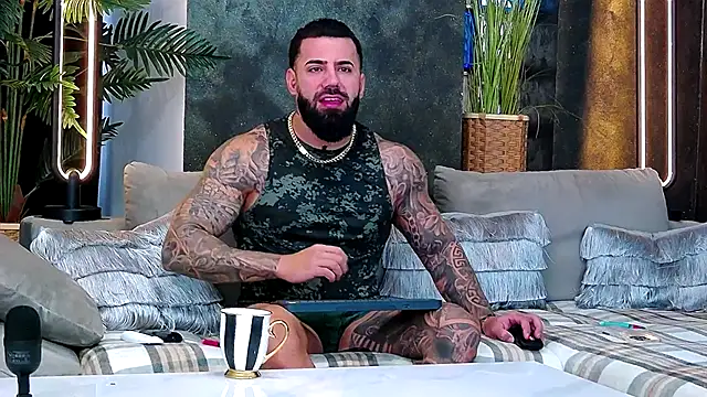 Snapshot of masterkingofmusclee chatting on 11-20-25, 08:25 masterkingofmusclee online show from 11-20-25, 08:25