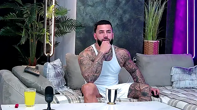 Snapshot of masterkingofmusclee chatting on 11-25-25, 08:53 masterkingofmusclee online show from 11-25-25, 08:53