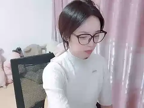 Snapshot of wwcc123 chatting on 10-13-25, 02:06 wwcc123 online show from 10-13-25, 02:06