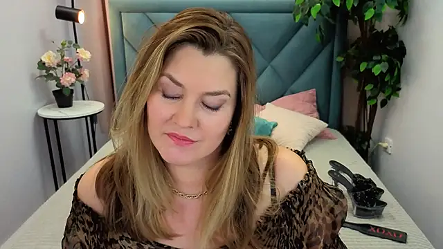 Snapshot of Adele_Russo chatting on 11-18-25, 04:33 Adele Russo online show from 11-18-25, 04:33