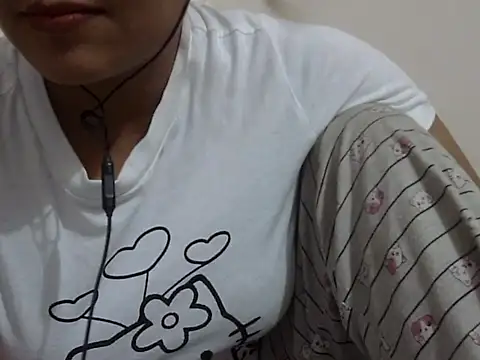 Snapshot of shekira99 chatting on 10-27-25, 07:40 shekira99 online show from 10-27-25, 07:40