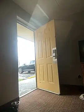 Snapshot of Stressreliever82 chatting on 04-04-26, 06:27 Stressreliever82 online show from 04-04-26, 06:27