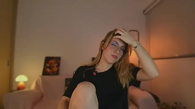 Snapshot of Dakotaa_ chatting on 10-14-25, 04:46 Dakotaa online show from 10-14-25, 04:46