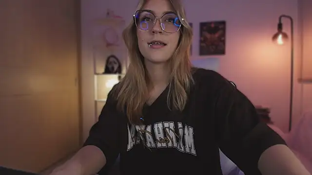 Snapshot of Dakotaa_ chatting on 11-22-25, 04:00 Dakotaa online show from 11-22-25, 04:00