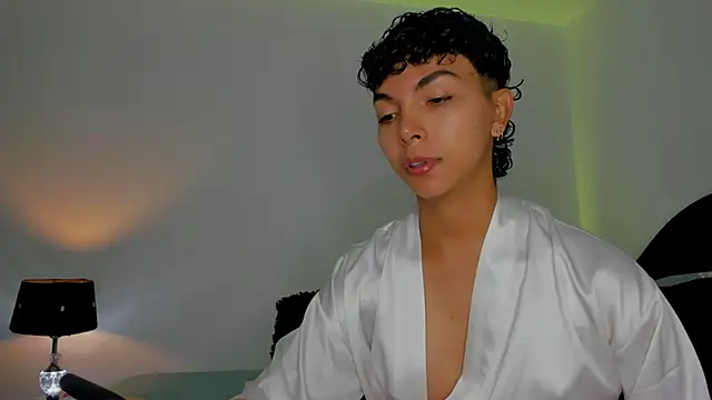 xhenisa  online show from 09-18-25, 10:45