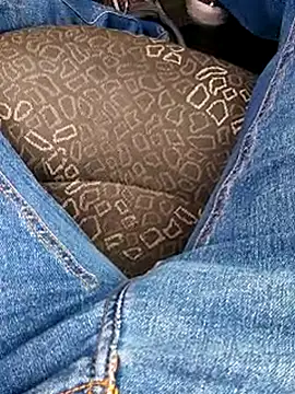 Snapshot of hotman8209 chatting on 10-27-25, 02:32 hotman8209 online show from 10-27-25, 02:32