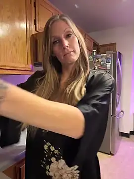 Snapshot of ItsDanniG chatting on 11-21-25, 02:10 ItsDanniG online show from 11-21-25, 02:10