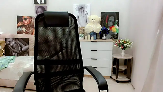 Snapshot of EveLove33 chatting on 09-13-25, 04:40 EveLove33 online show from 09-13-25, 04:40