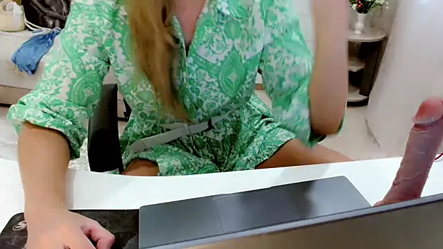 Snapshot of EveLove33 chatting on 09-24-25, 06:39 EveLove33 online show from 09-24-25, 06:39