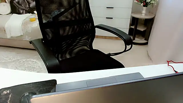 Snapshot of EveLove33 chatting on 09-25-25, 06:06 EveLove33 online show from 09-25-25, 06:06