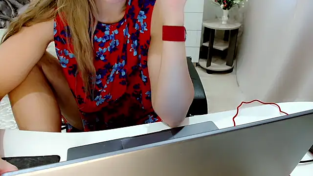 Snapshot of EveLove33 chatting on 10-14-25, 05:08 EveLove33 online show from 10-14-25, 05:08