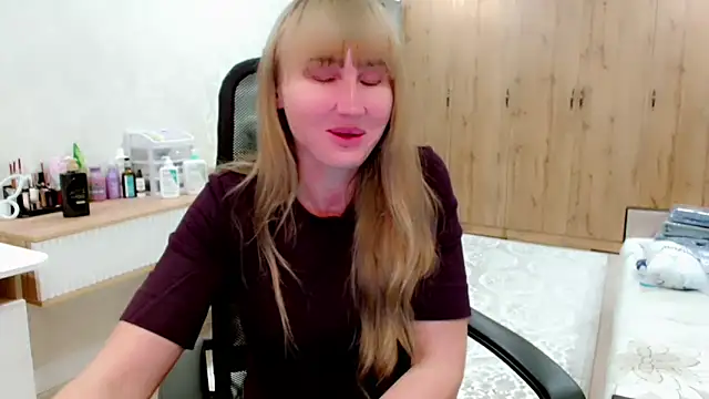 Snapshot of EveLove33 chatting on 11-15-25, 04:58 EveLove33 online show from 11-15-25, 04:58