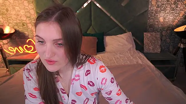 Snapshot of EmmyCharmm chatting on 11-16-25, 06:41 EmmyCharmm online show from 11-16-25, 06:41