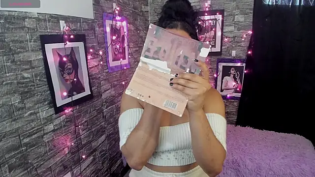 Snapshot of Andrys_ chatting on 11-26-25, 08:32 Andrys online show from 11-26-25, 08:32