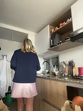 Ameellie online show from 10-19-25, 06:08