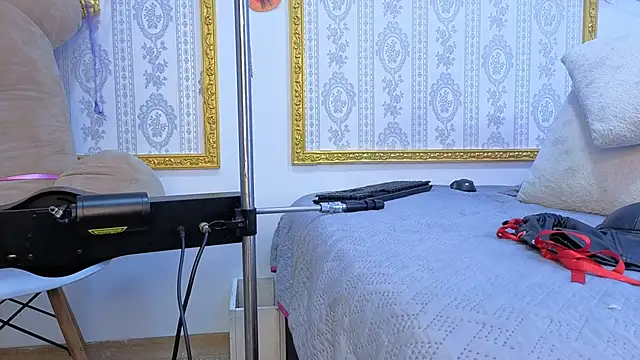 CandyQueenGold online show from 10-28-25, 06:32