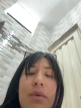 Snapshot of kim_monti chatting on 09-28-25, 11:21 kim monti online show from 09-28-25, 11:21