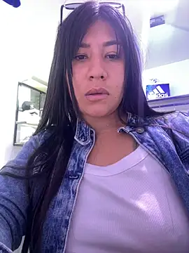 Snapshot of kim_monti chatting on 10-27-25, 08:57 kim monti online show from 10-27-25, 08:57