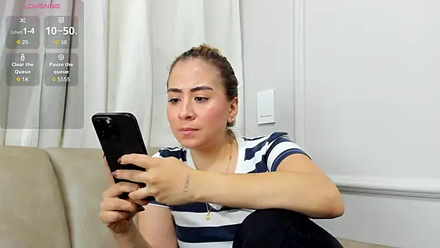 Lia walton online show from 11-28-25, 05:04