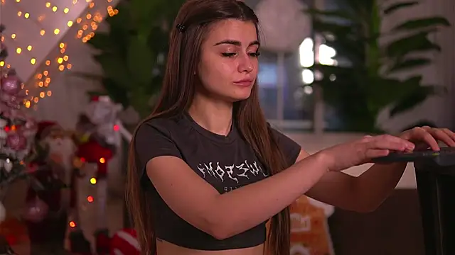 Snapshot of KaylaBray chatting on 12-15-25, 04:39 KaylaBray online show from 12-15-25, 04:39