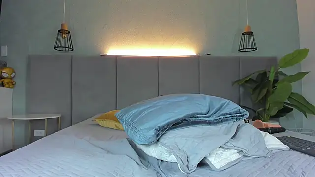 LiaVelez online show from 03-15-25, 07:05