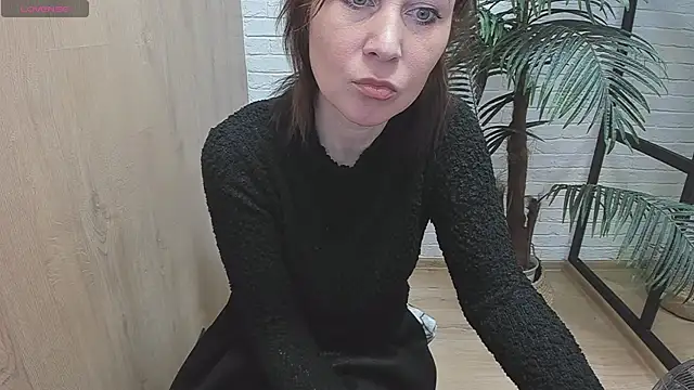 Snapshot of ZoeEast chatting on 12-14-24, 01:27 ZoeEast online show from 12-14-24, 01:27