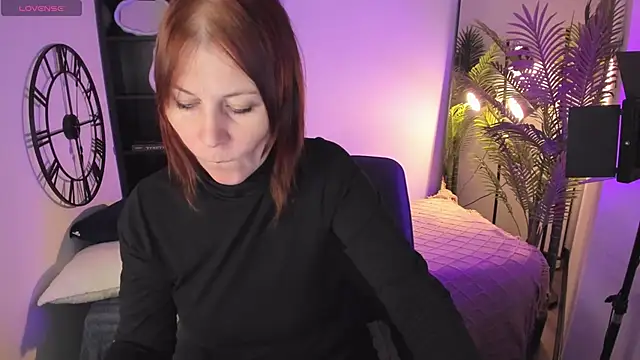 Snapshot of ZoeEast chatting on 10-22-25, 01:55 ZoeEast online show from 10-22-25, 01:55