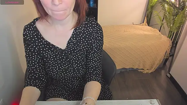 Snapshot of ZoeEast chatting on 10-26-25, 05:52 ZoeEast online show from 10-26-25, 05:52