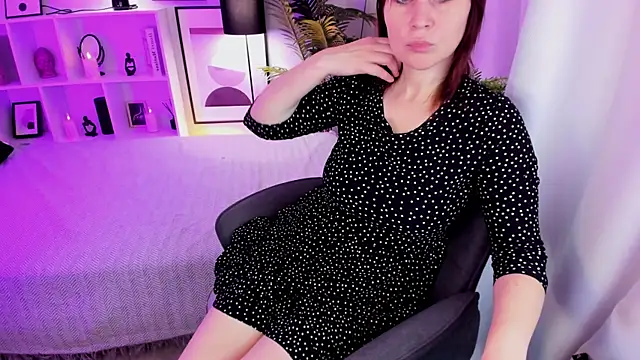 Snapshot of ZoeEast chatting on 11-05-25, 01:33 ZoeEast online show from 11-05-25, 01:33