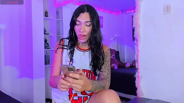 Snapshot of Camila_Coxx chatting on 10-22-25, 08:08 Camila Coxx online show from 10-22-25, 08:08