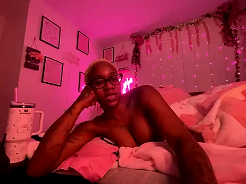 Snapshot of VixenCapri chatting on 11-16-25, 03:01 VixenCapri online show from 11-16-25, 03:01